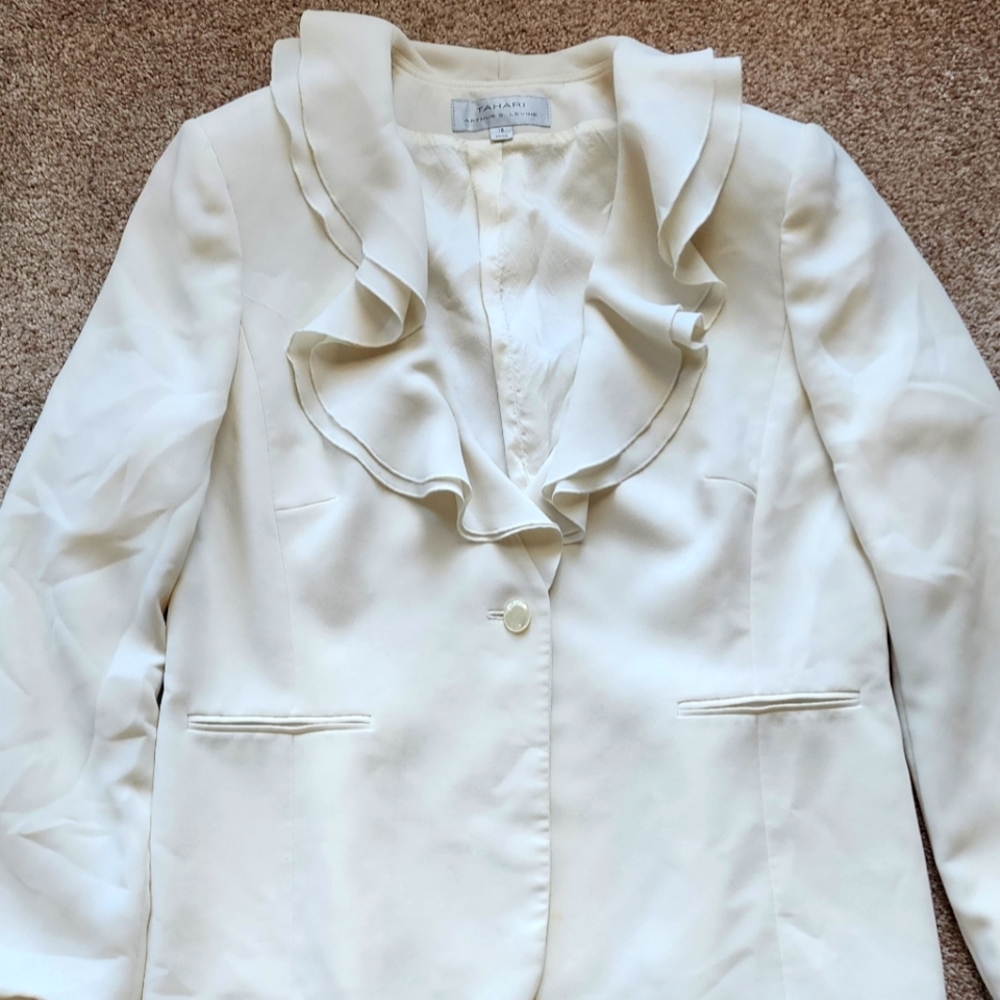 Arthur L Tahari beige/cream suit